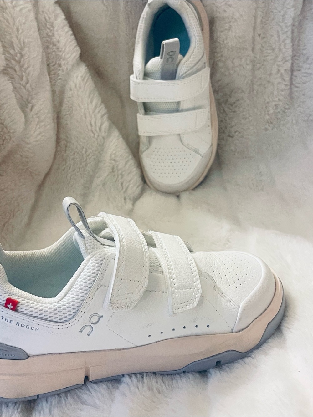 On Roger kids unisex White Sneakers with Cream Midsole - Picture 5 of 7